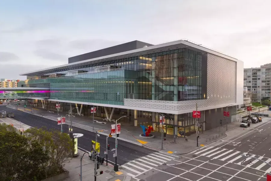 Außenaufnahme der nordwestlichen Ecke des Moscone Center