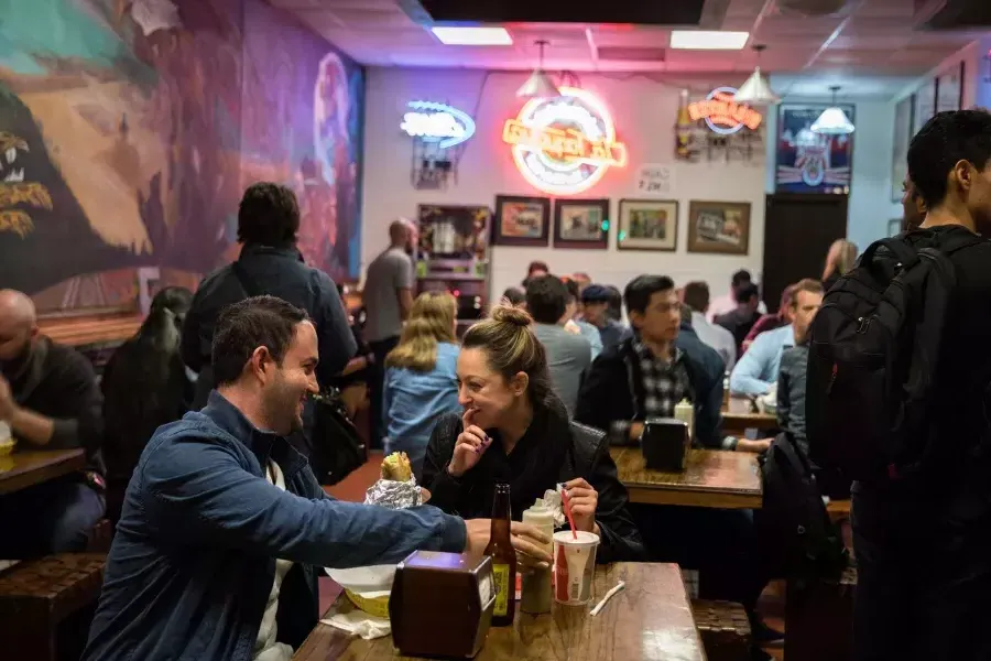 Besucher genießen authentisches mexikanisches Essen im Stadtteil Mission in San Francisco.