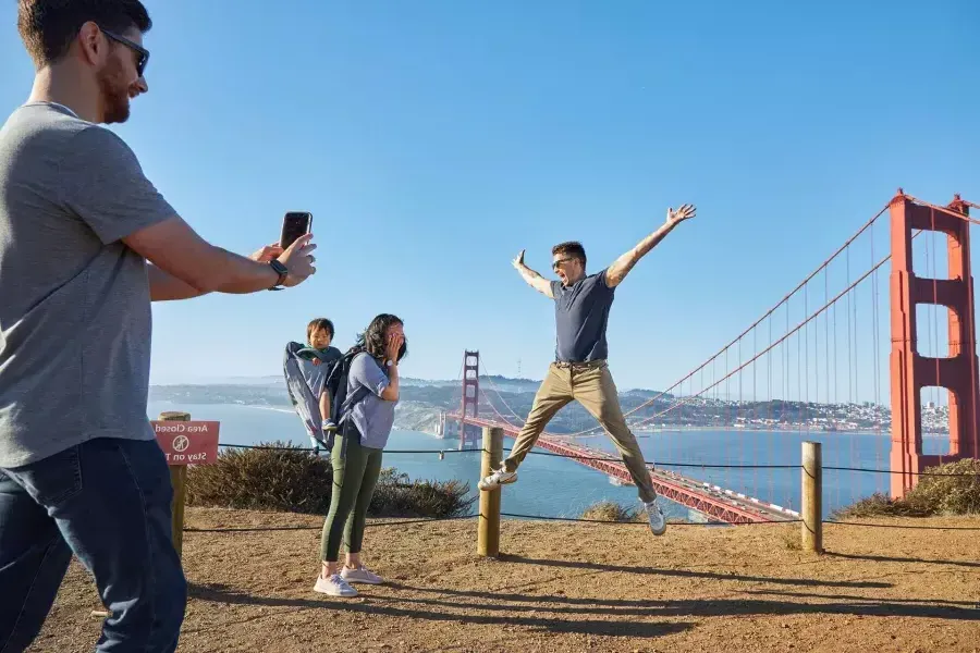 Um grupo tirando fotos na Ponte Golden Gate