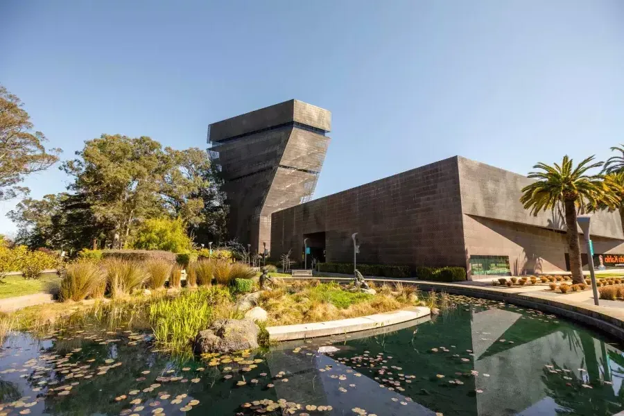 Außenansicht des modernen, eckigen de Young Museums. San Francisco, Kalifornien.