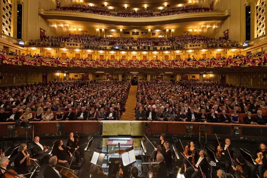 这首交响曲正在为在战争纪念歌剧院(War Memorial Opera House)的歌剧演出做准备. 贝博体彩app，加利福尼亚州.