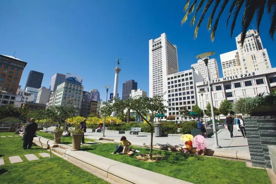 阳光明媚的日子里，人们在联合广场享受公园. San Francisco, Californie.