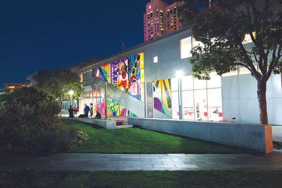 Exterior of Yerba Buena Center for the 艺术 at night.