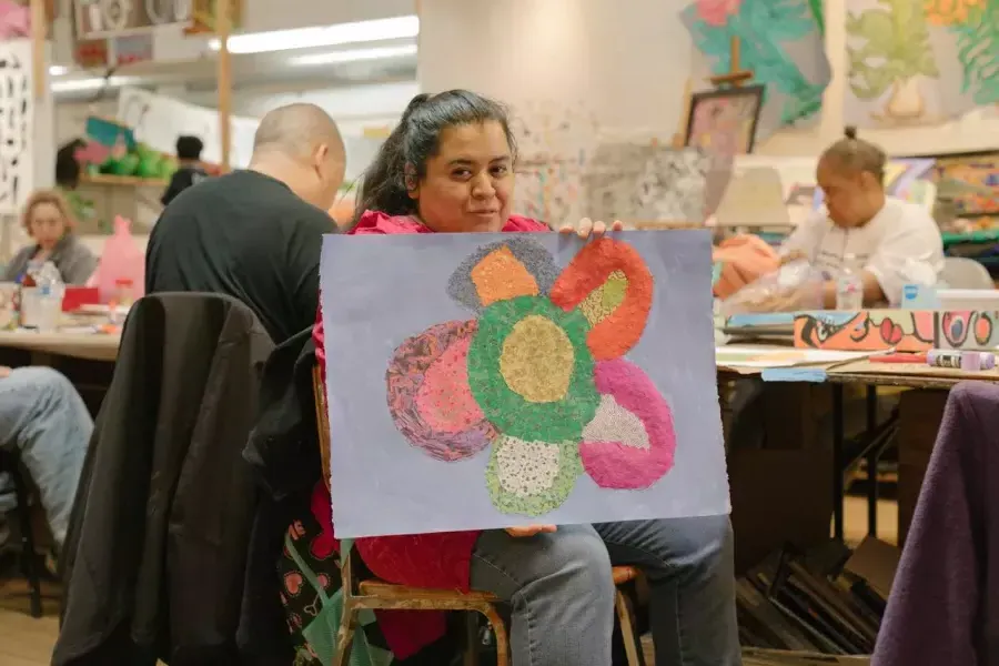 An artist displays her work at 创新探索.