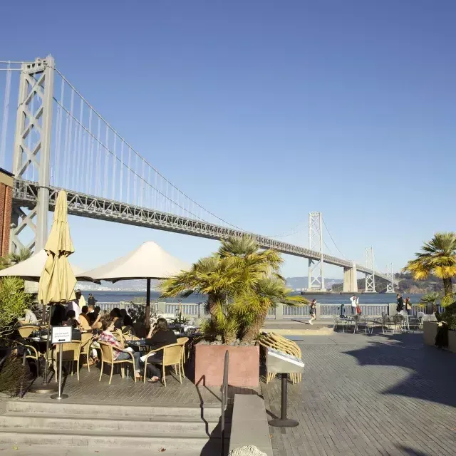 Diners enjoy a meal along the 贝博体彩app waterfront.