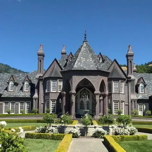 Ledson 酒ry's tasting room looks like a European castle.